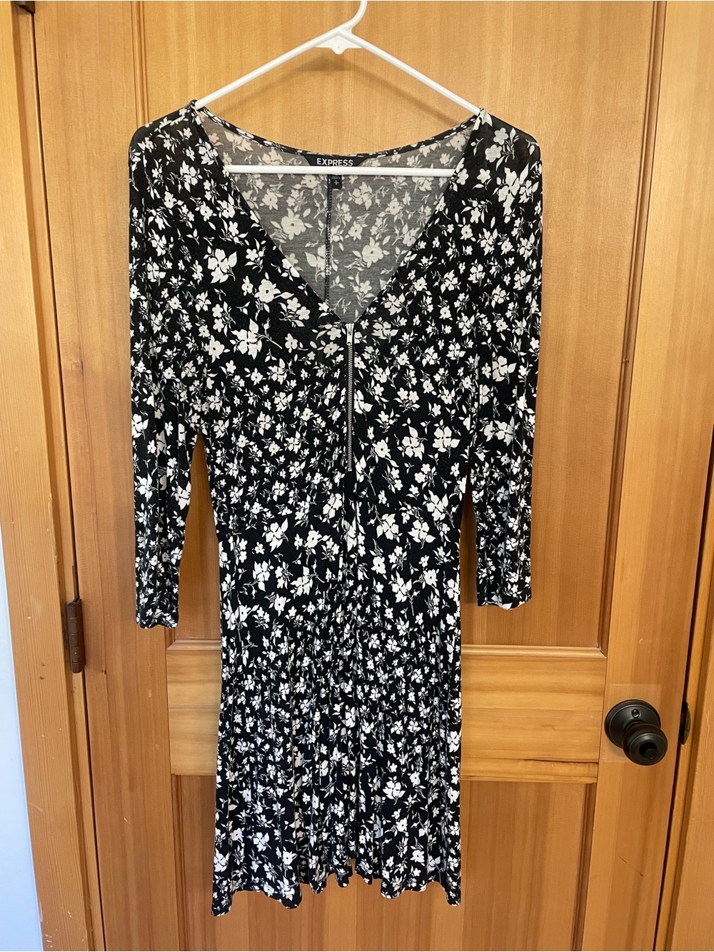 Express Black and White Floral Long-Sleeve V-Neck Dress